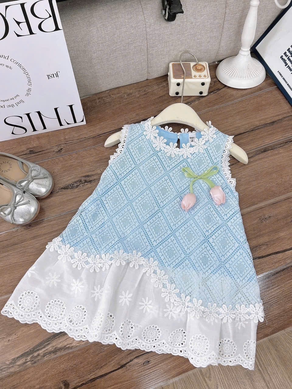 Váy xanh lưới hoa tuy lip bé gái