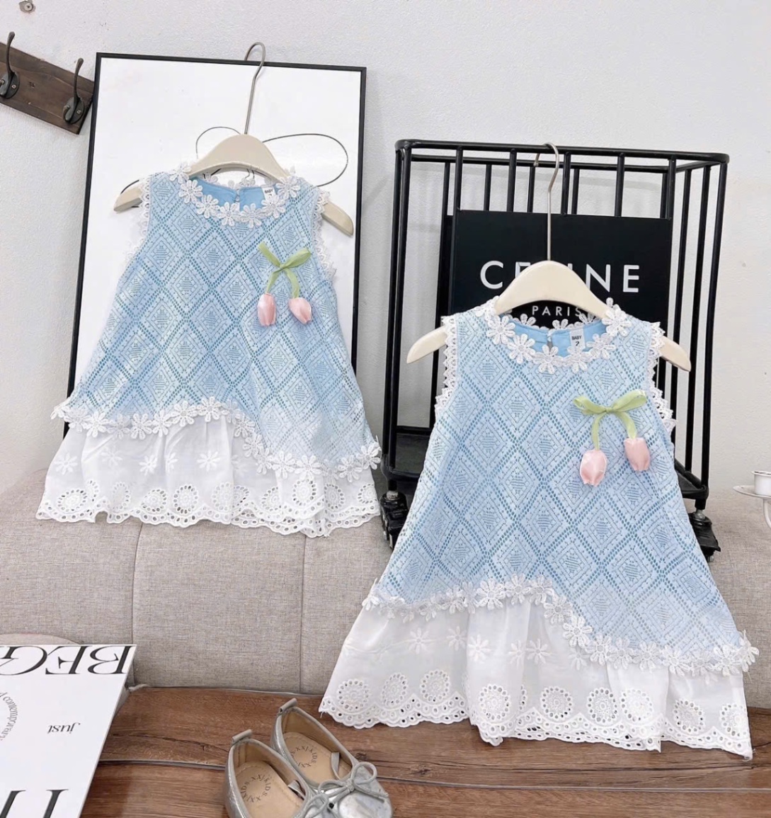 Váy xanh lưới hoa tuy lip bé gái