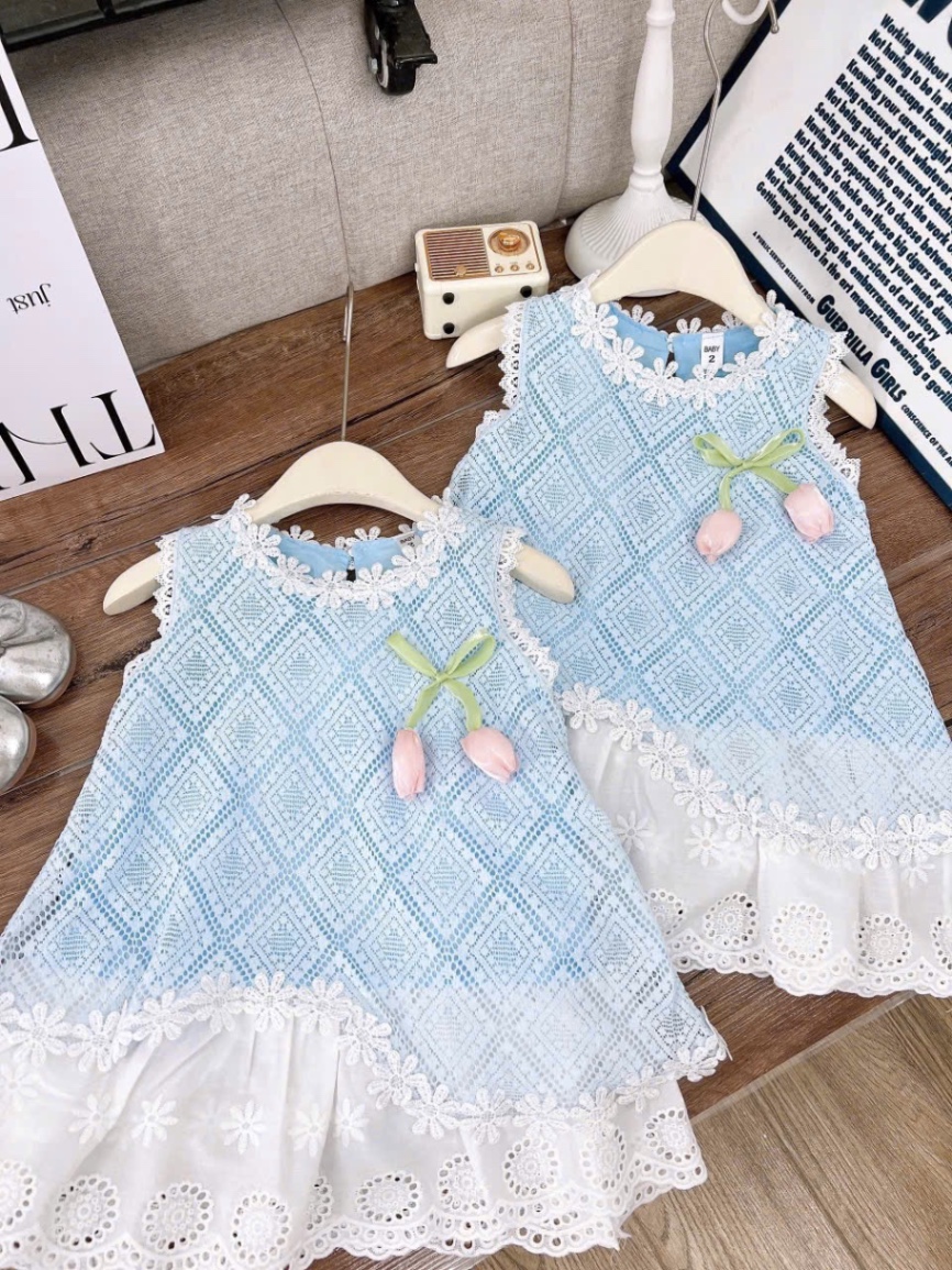 Váy xanh lưới hoa tuy lip bé gái