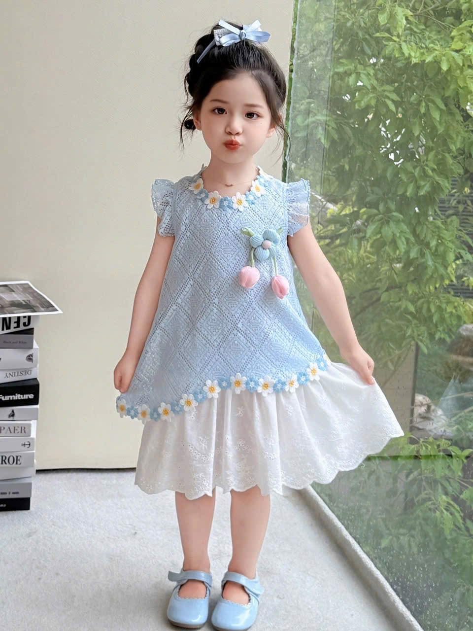 Váy xanh lưới hoa tuy lip bé gái