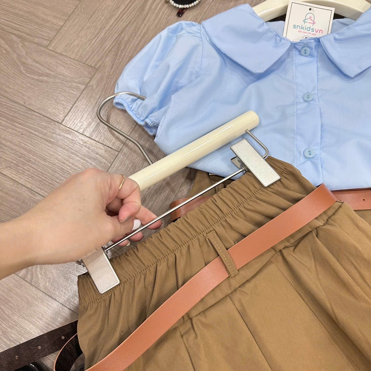 Sét 3 chi tiết bộ áo xanh cổ sen cv nâu xếp ly kèm đai cho bé gái