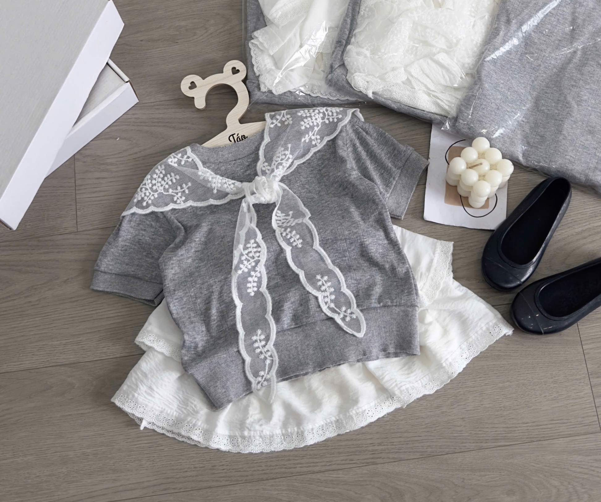 Sét áo ghi khăn quàng cv trắng bé gái