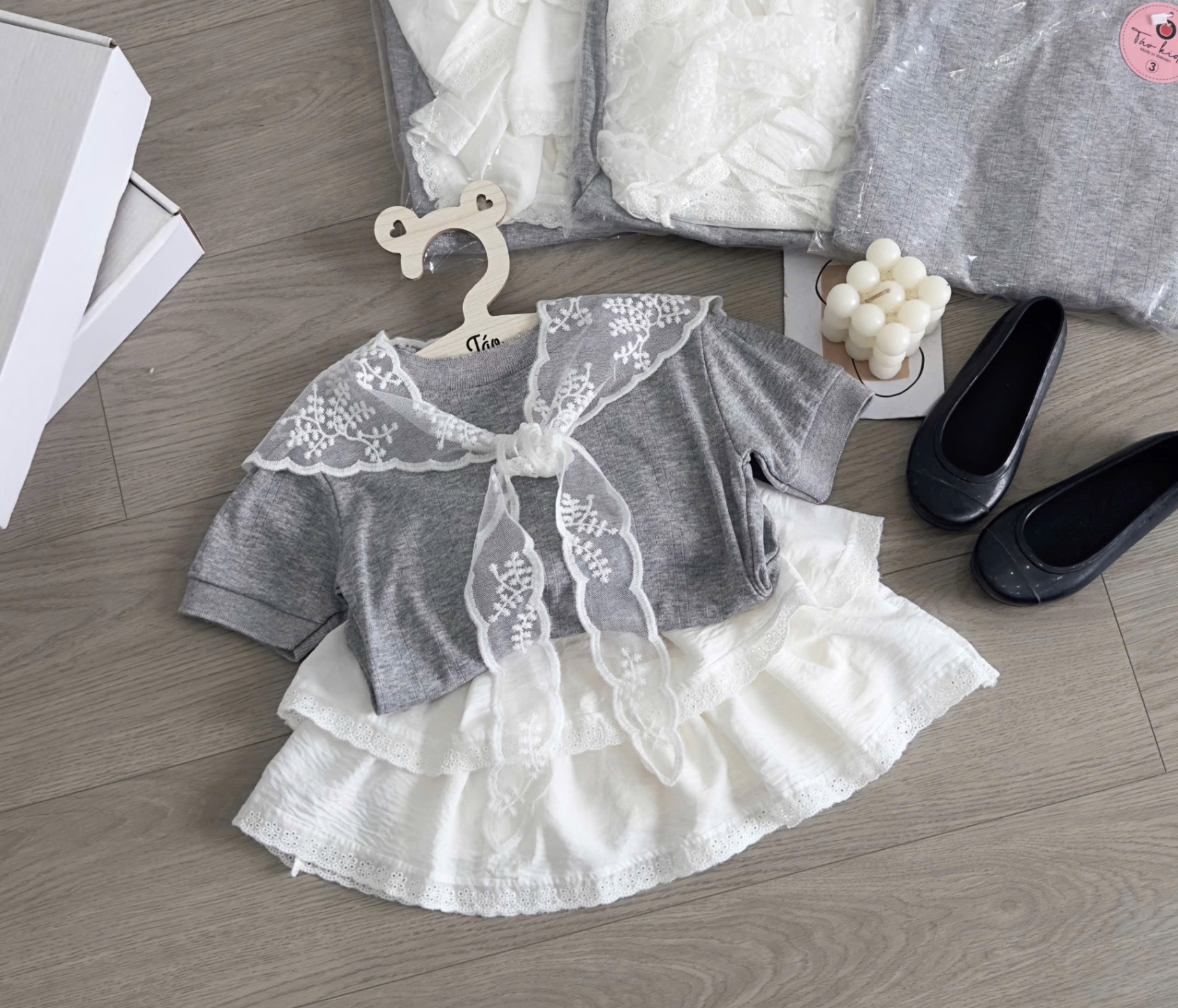 Sét áo ghi khăn quàng cv trắng bé gái