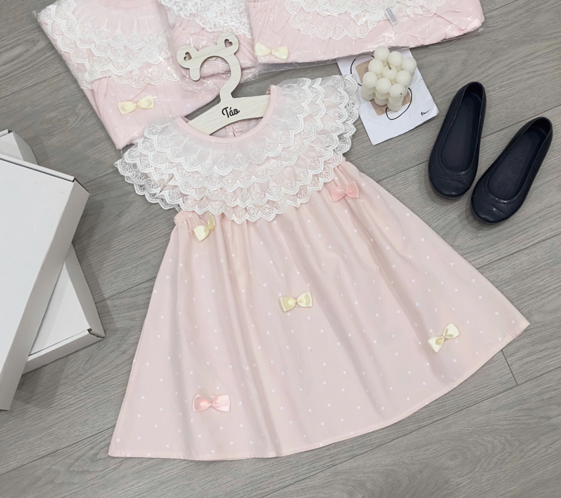 Váy hồng cổ ren chữ a bé gái tk