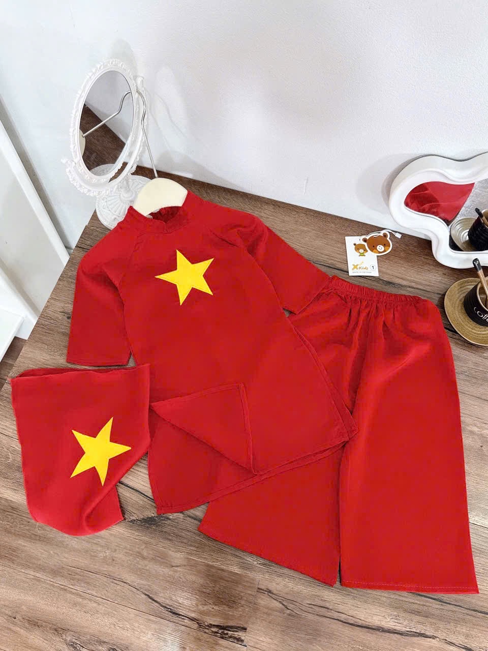 Sét áo dài đỏ kèm khăn bé gái