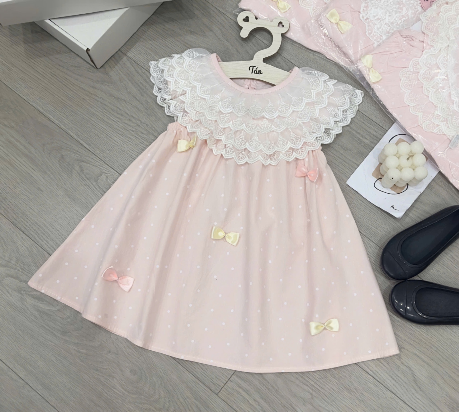 Váy hồng cổ ren chữ a bé gái tk