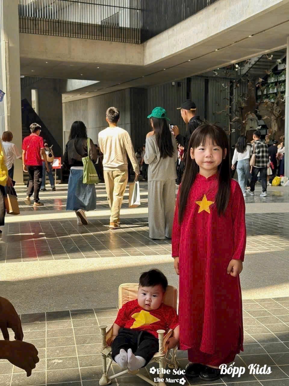 Sét áo dài đỏ kèm khăn bé gái