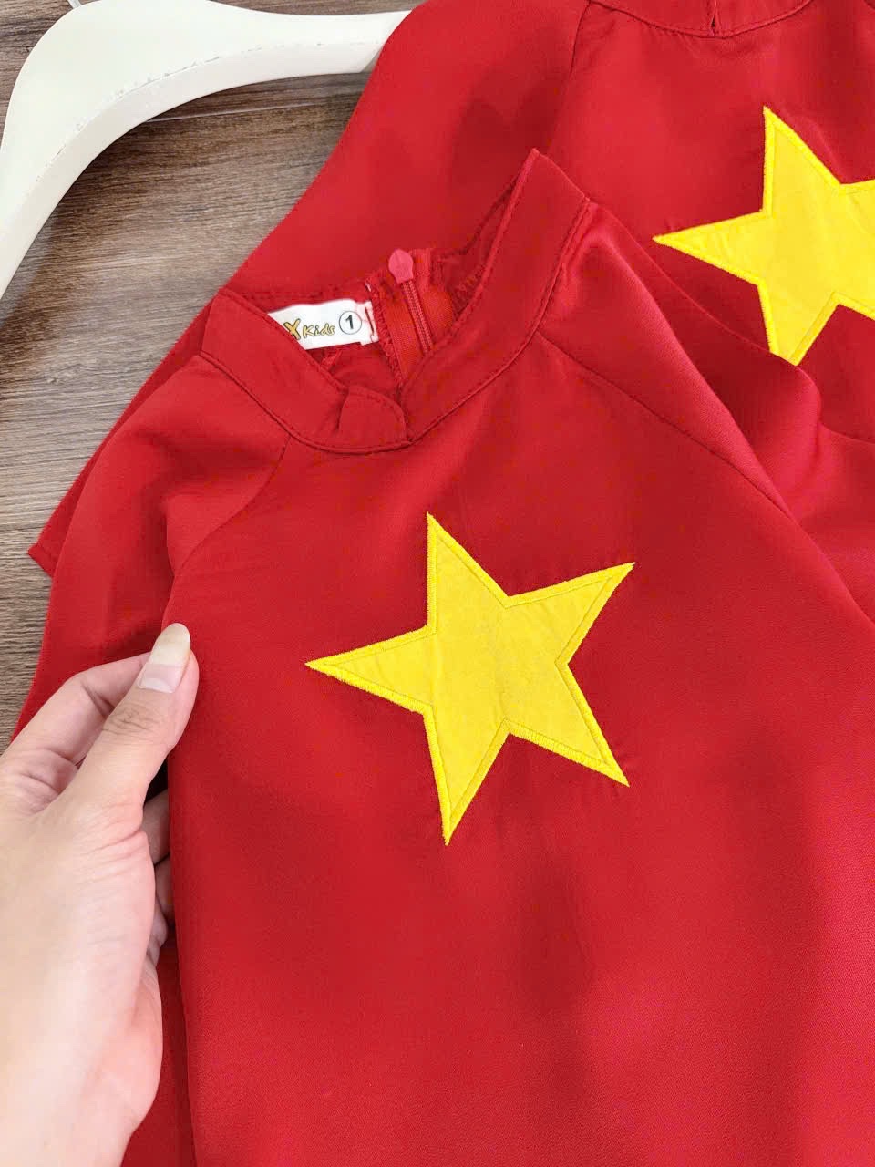 Sét áo dài đỏ kèm khăn bé gái