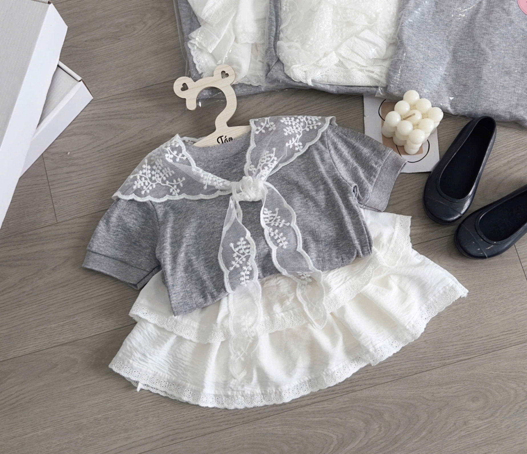 Sét áo ghi khăn quàng cv trắng bé gái