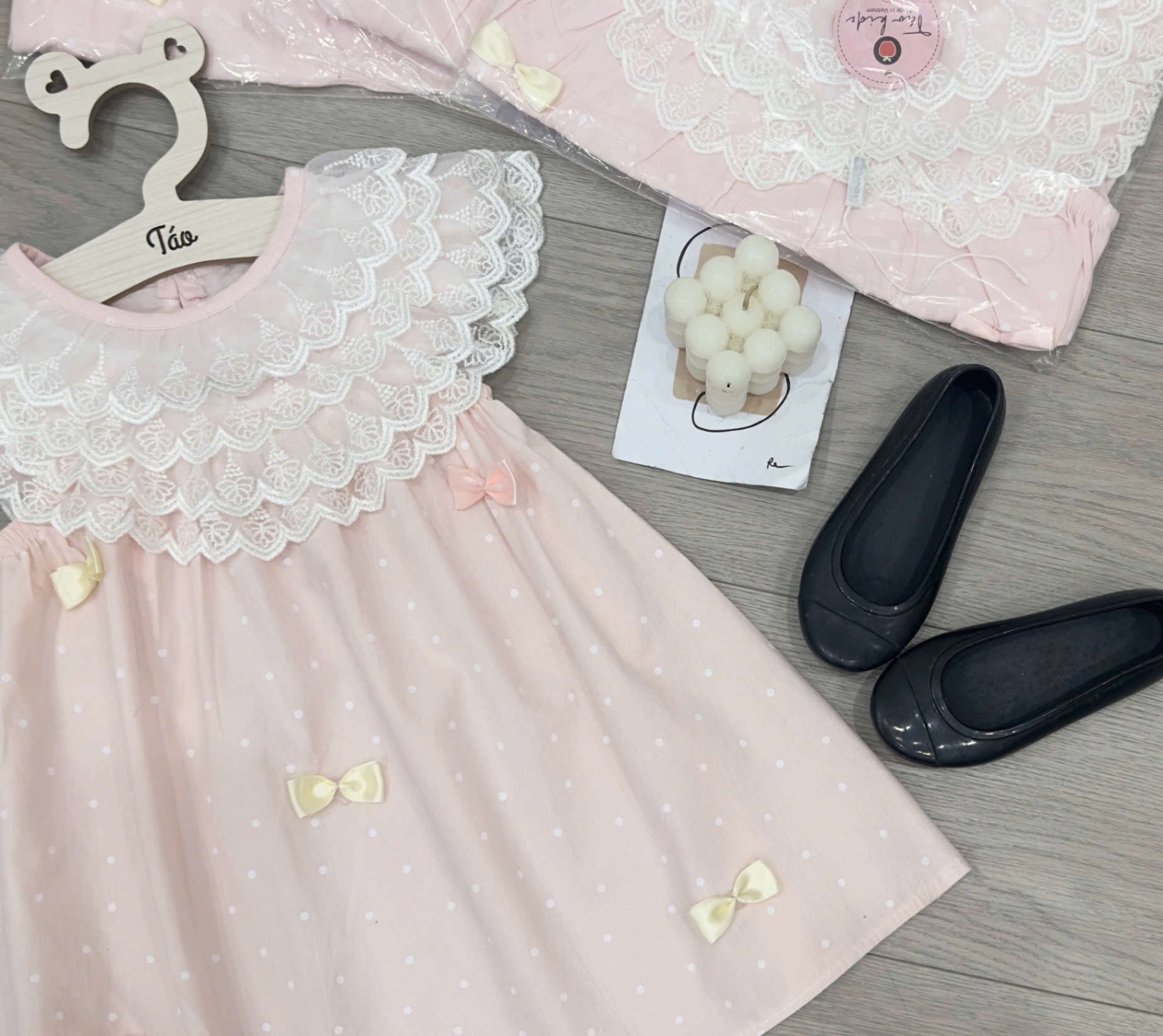 Váy hồng cổ ren chữ a bé gái tk