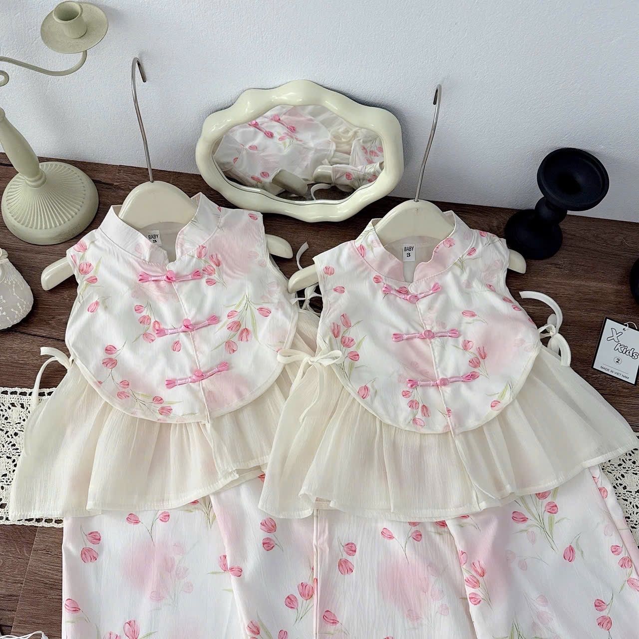 Sét bộ yếm hoa cổ tàu quần xuông bé gái