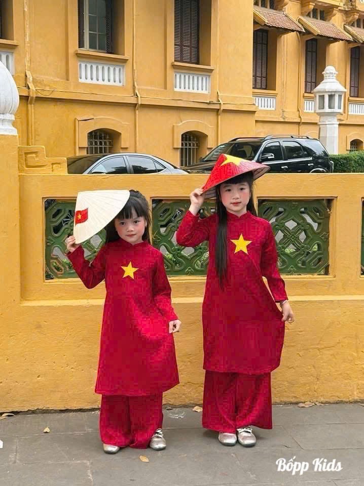 Sét áo dài đỏ kèm khăn bé gái