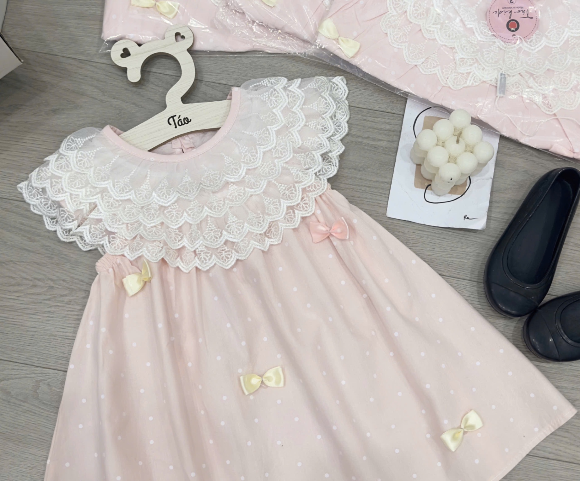 Váy hồng cổ ren chữ a bé gái tk