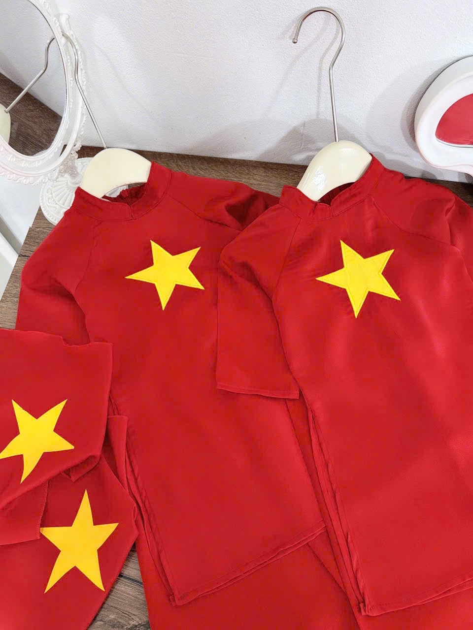 Sét áo dài đỏ kèm khăn bé gái