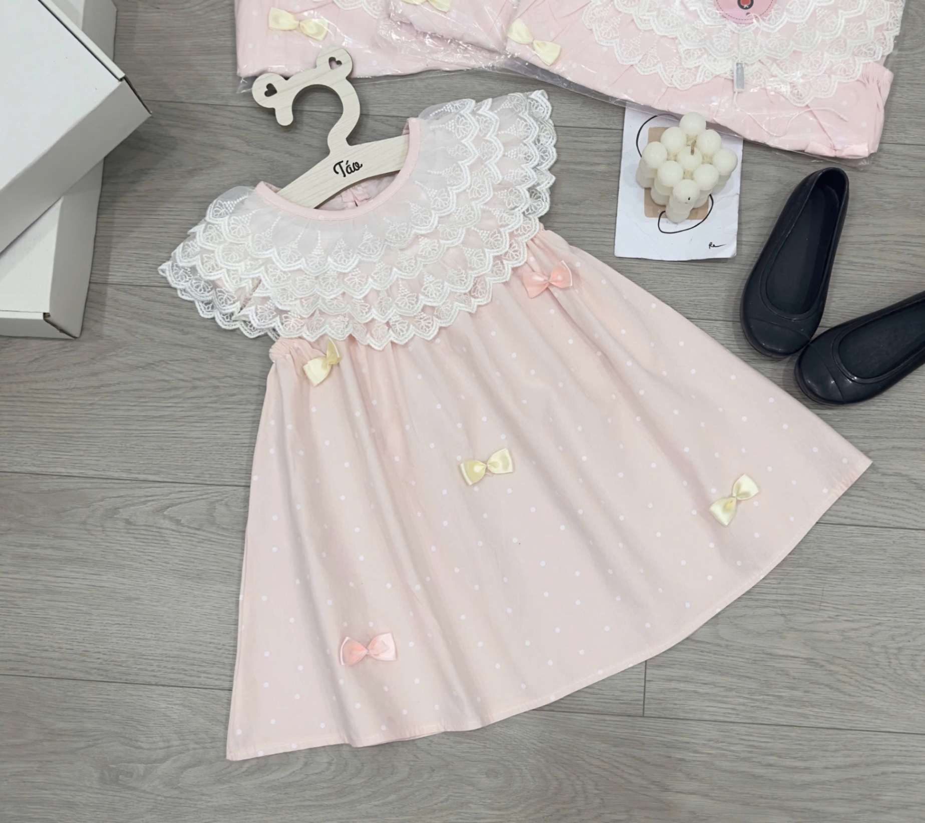 Váy hồng cổ ren chữ a bé gái tk