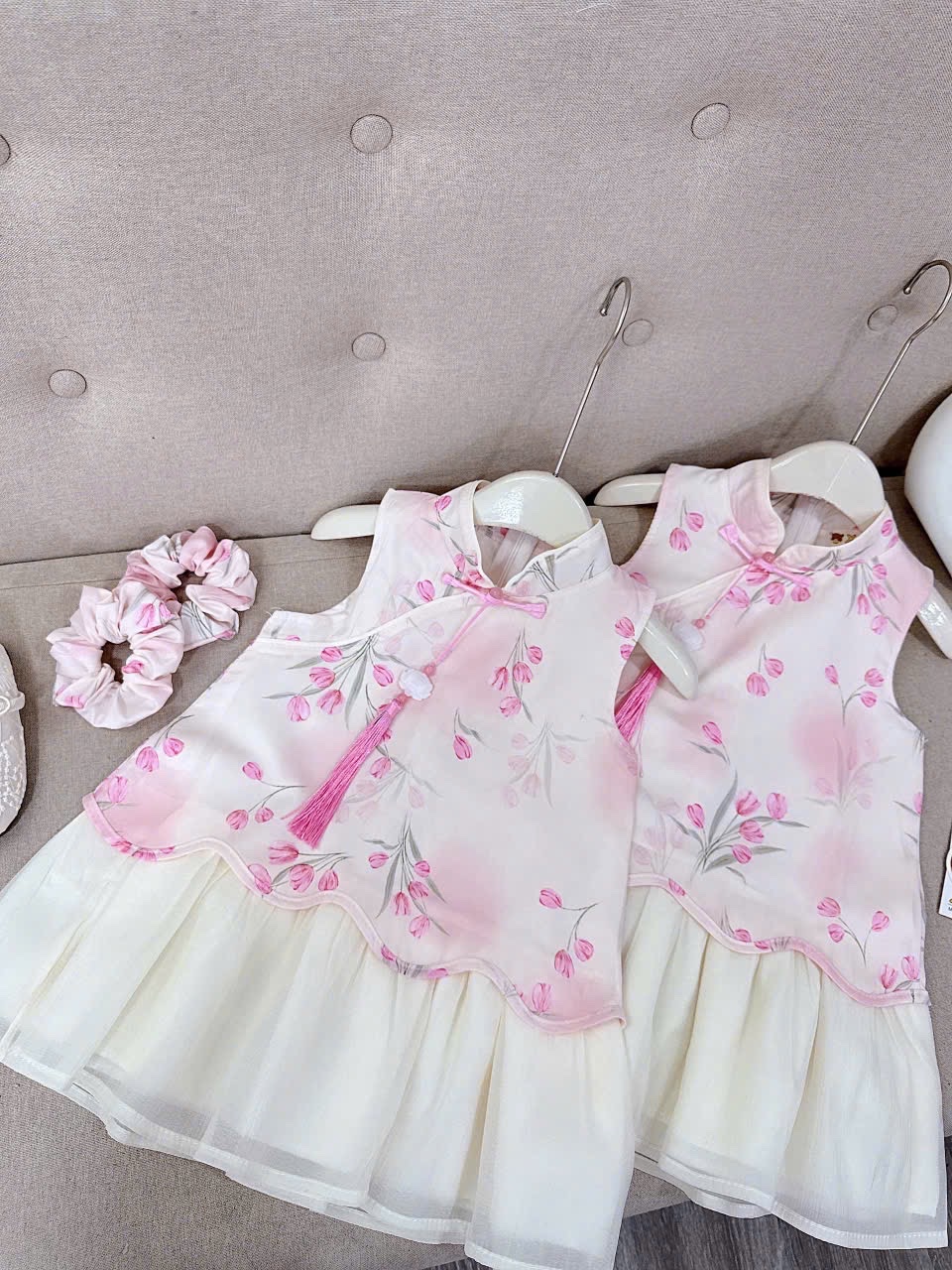 Sét váy hoa tuylip phối voan bé gái