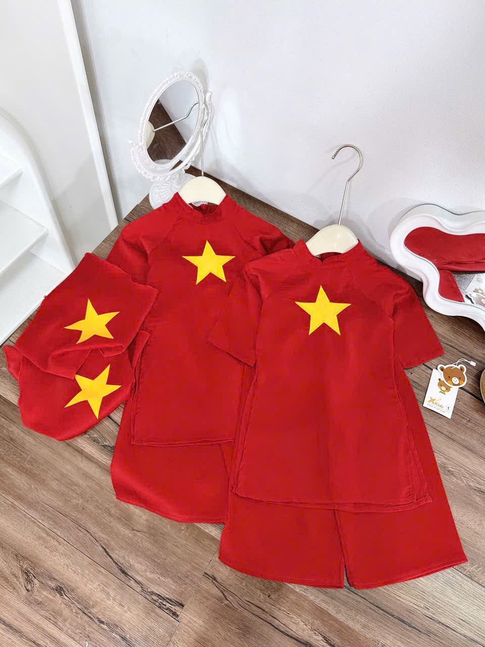 Sét áo dài đỏ kèm khăn bé gái