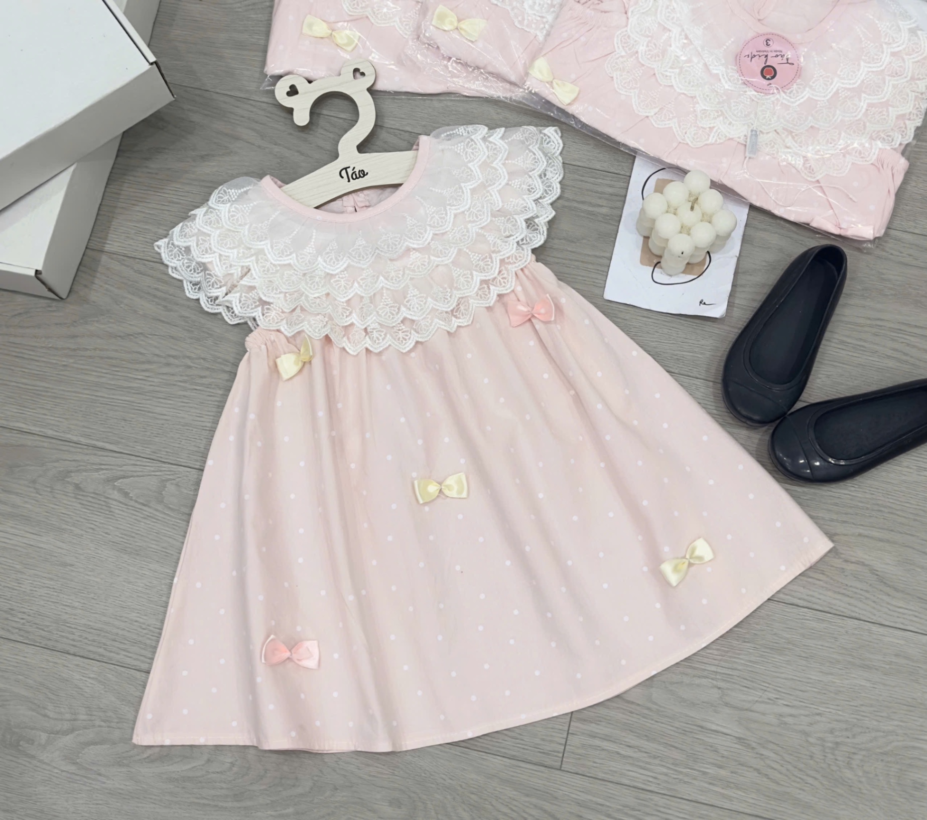 Váy hồng cổ ren chữ a bé gái tk