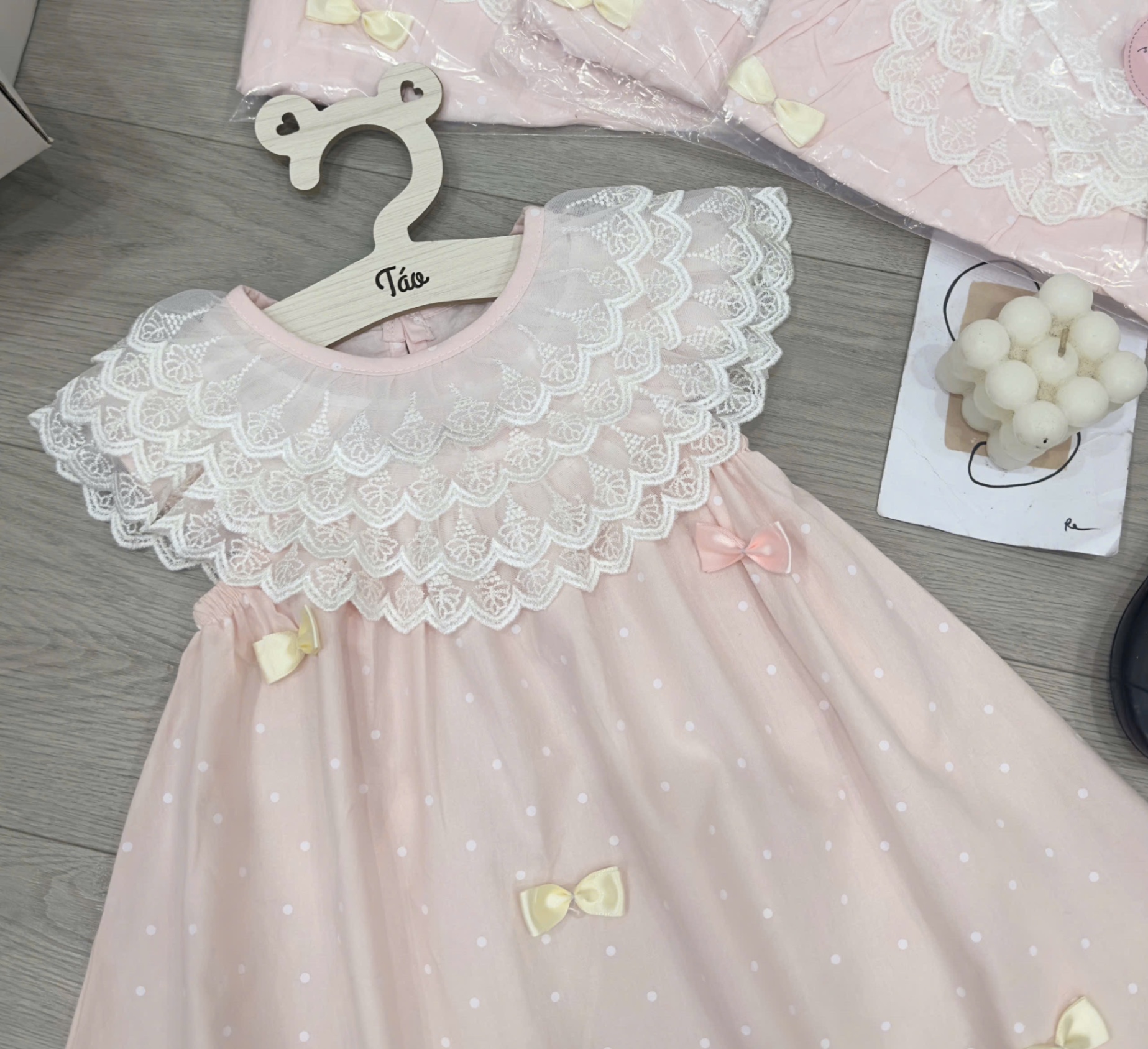 Váy hồng cổ ren chữ a bé gái tk