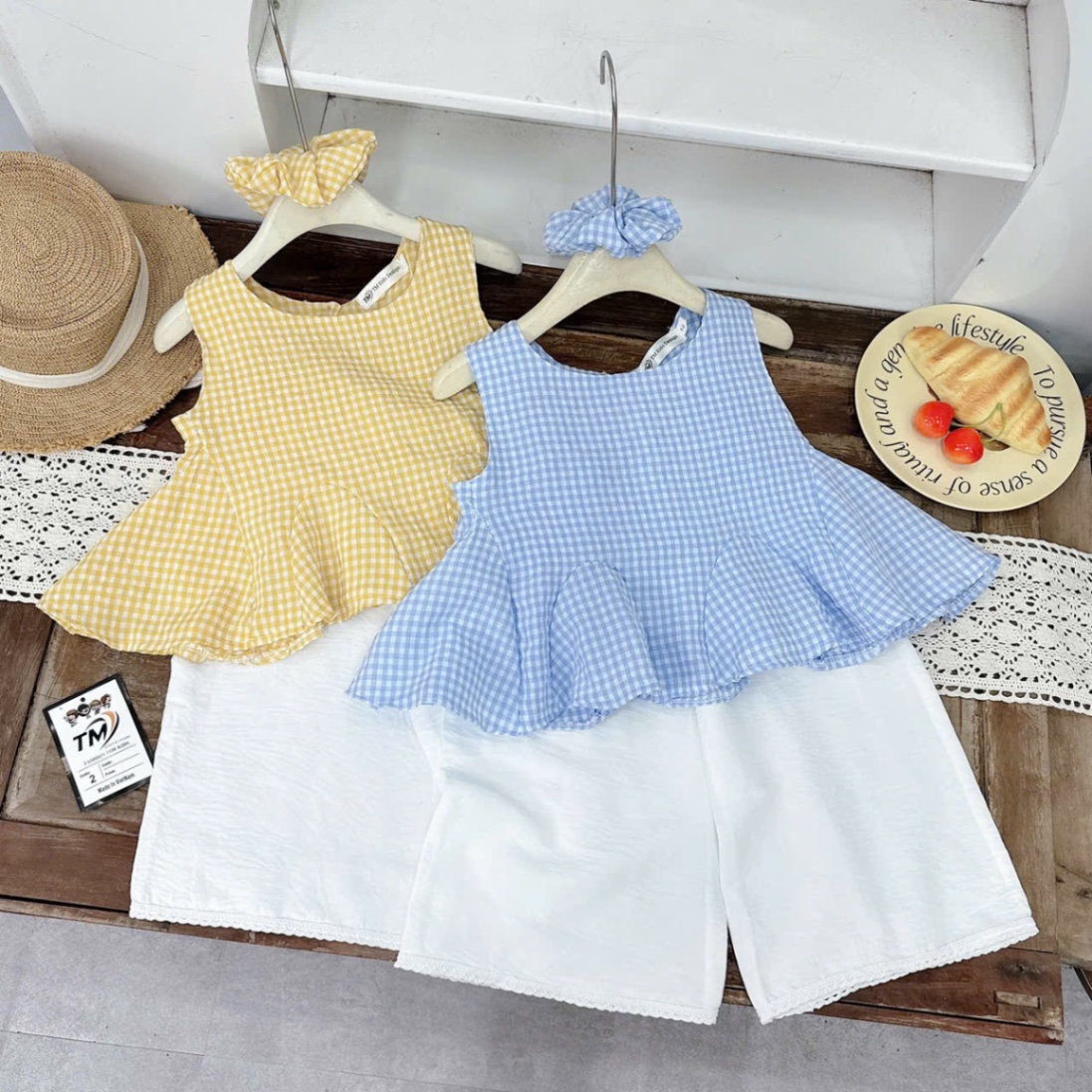 Sét áo caro nhỏ kèm buộc tóc quần xuông bé gái