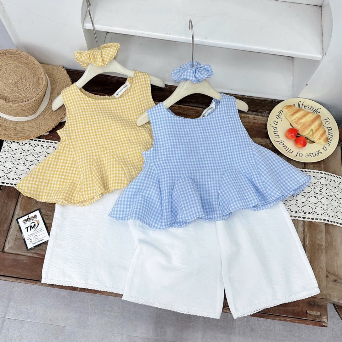 Sét áo caro nhỏ kèm buộc tóc quần xuông bé gái