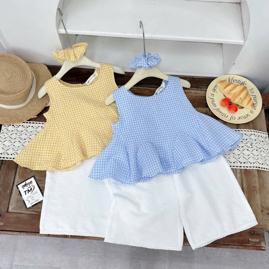 Sét áo caro nhỏ kèm buộc tóc quần xuông bé gái