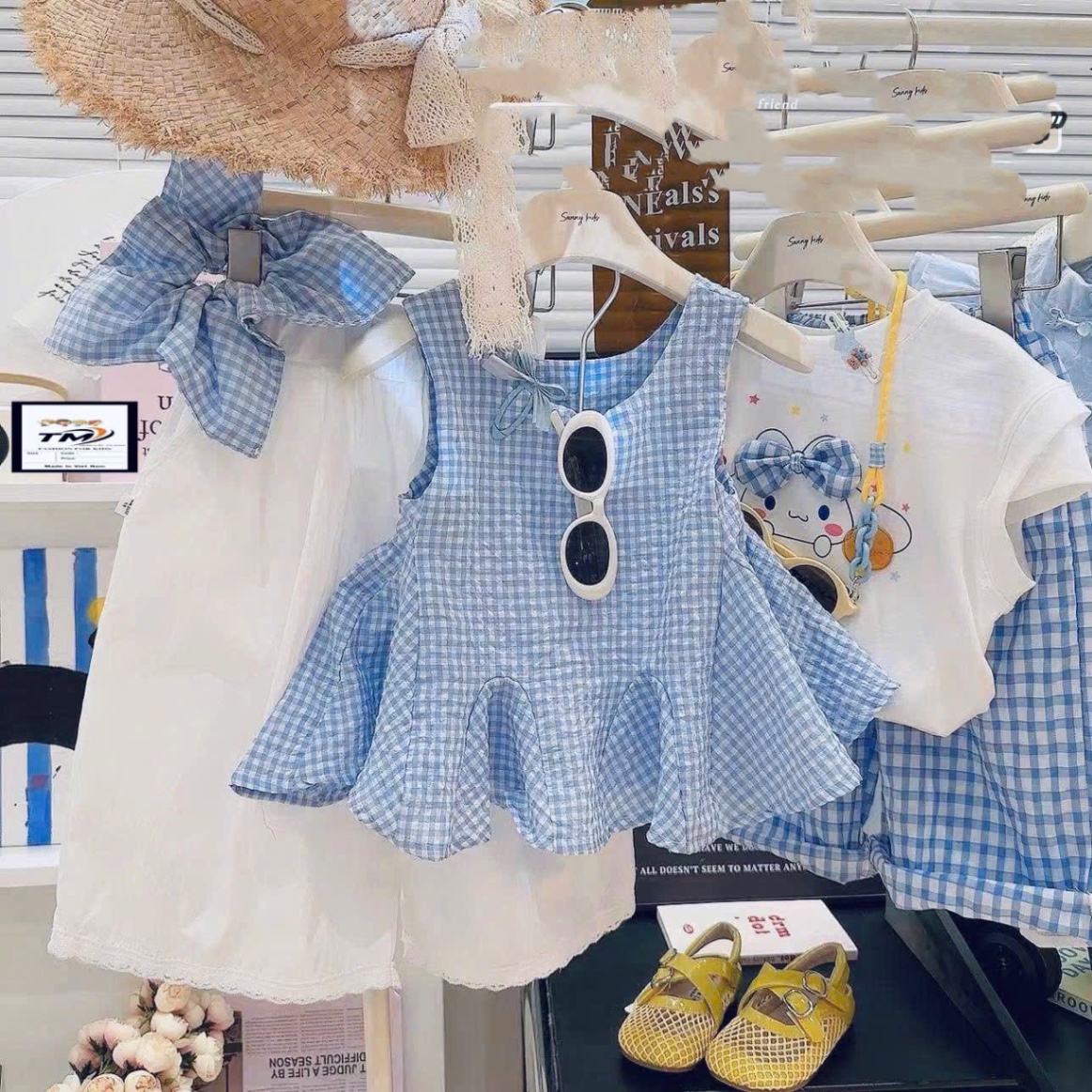 Sét áo caro nhỏ kèm buộc tóc quần xuông bé gái