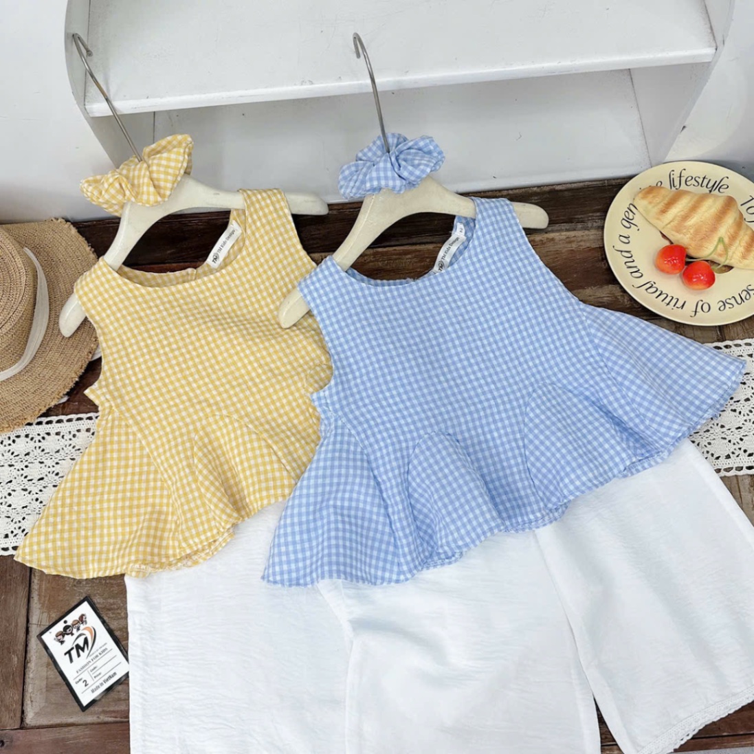 Sét áo caro nhỏ kèm buộc tóc quần xuông bé gái