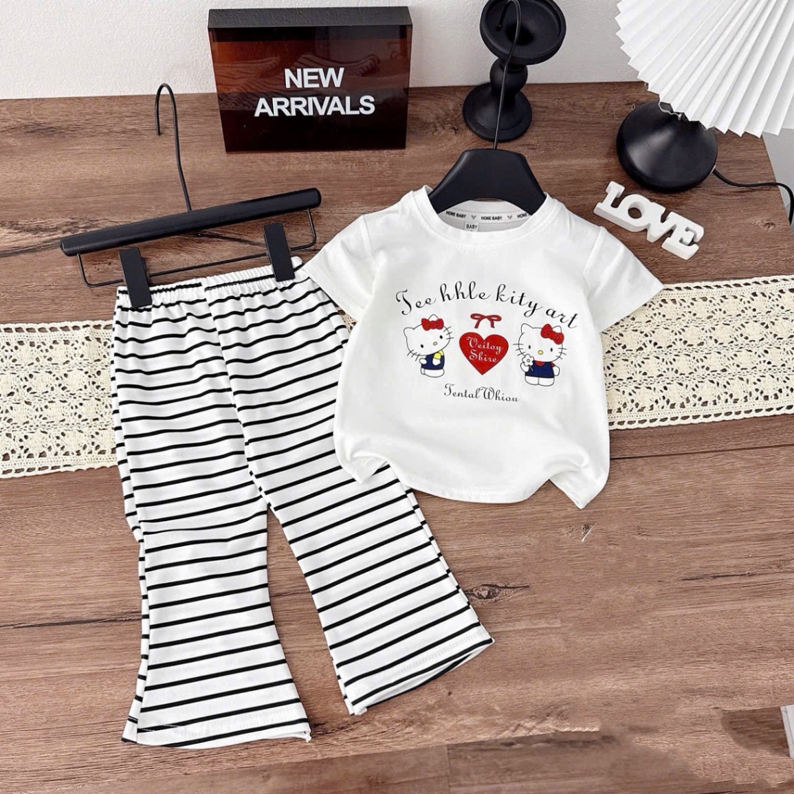 Sét áo kitty quần kẻ loe bé gái