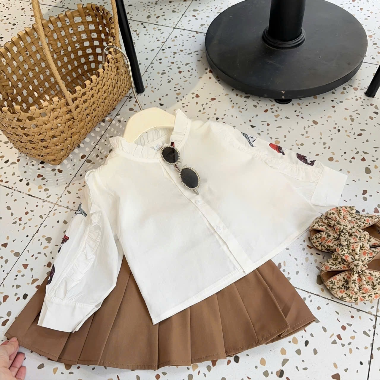 Sét sơ mi hình tay áo cv dập ly nâu bé gái