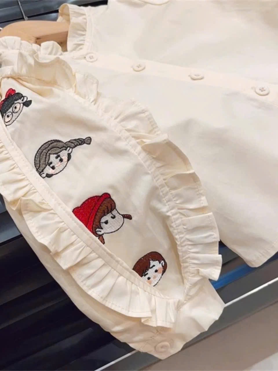 Sét sơ mi hình tay áo cv dập ly nâu bé gái