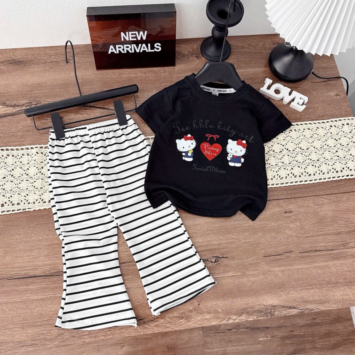 Sét áo kitty quần kẻ loe bé gái