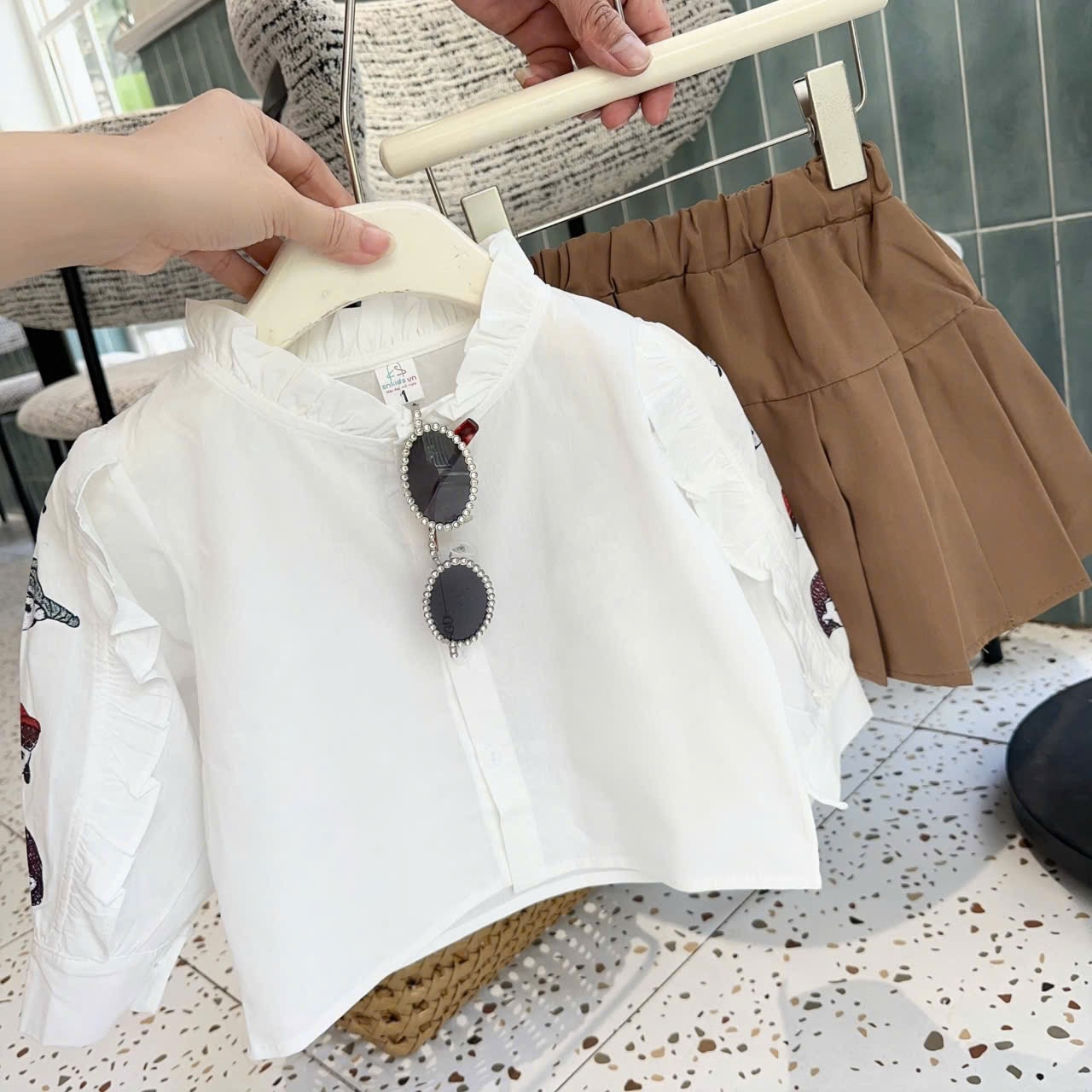 Sét sơ mi hình tay áo cv dập ly nâu bé gái