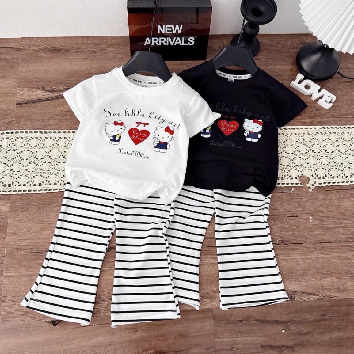 Sét áo kitty quần kẻ loe bé gái