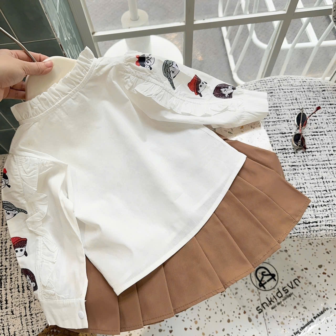 Sét sơ mi hình tay áo cv dập ly nâu bé gái