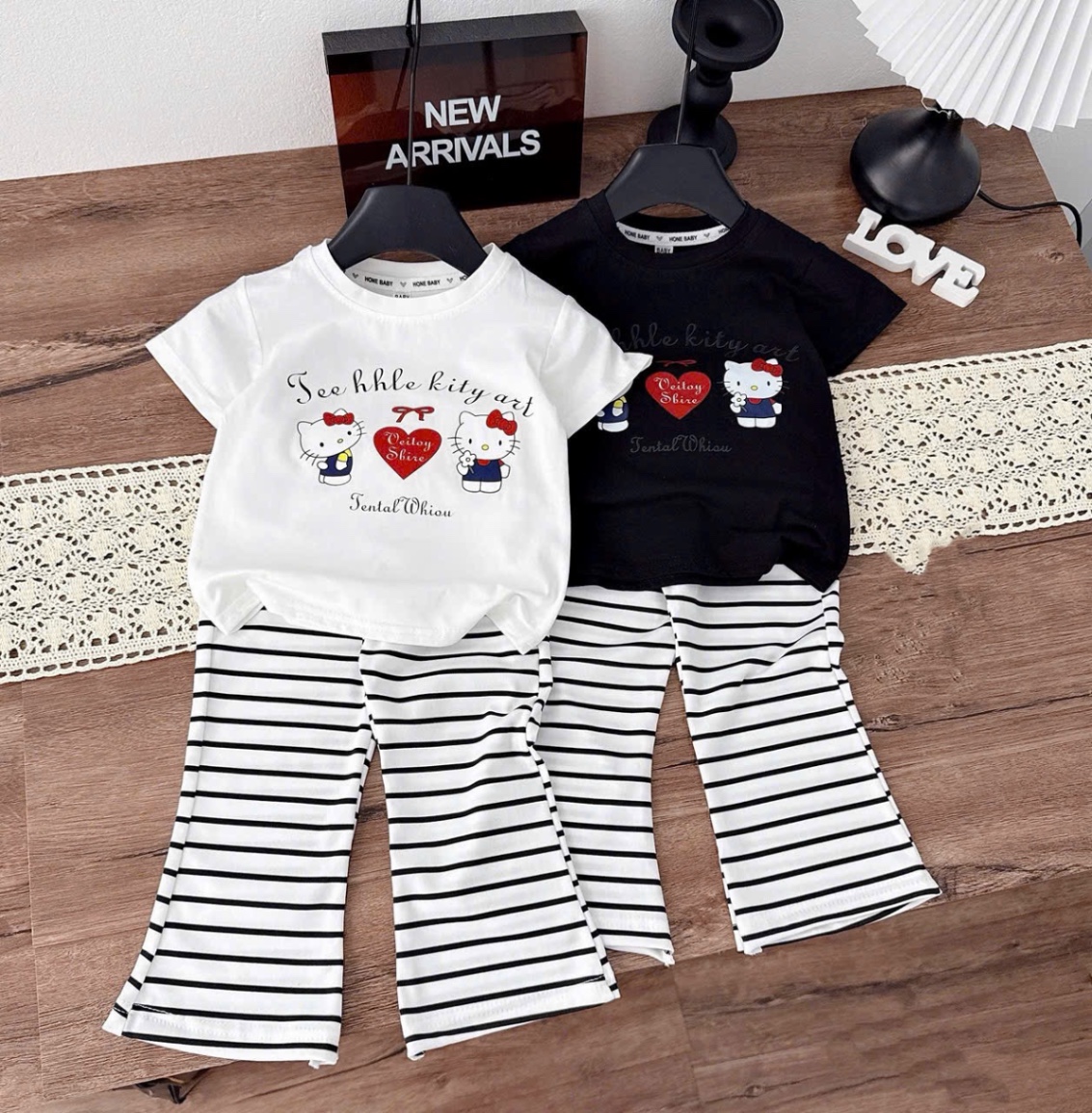 Sét áo kitty quần kẻ loe bé gái