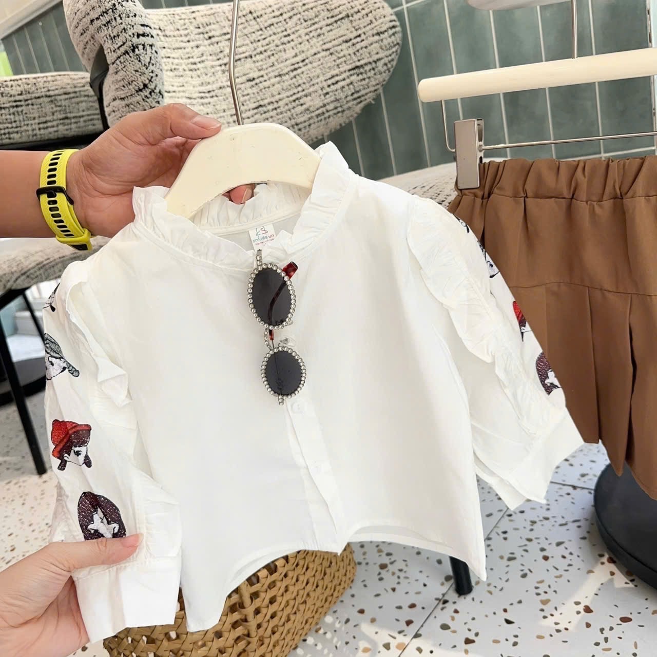 Sét sơ mi hình tay áo cv dập ly nâu bé gái