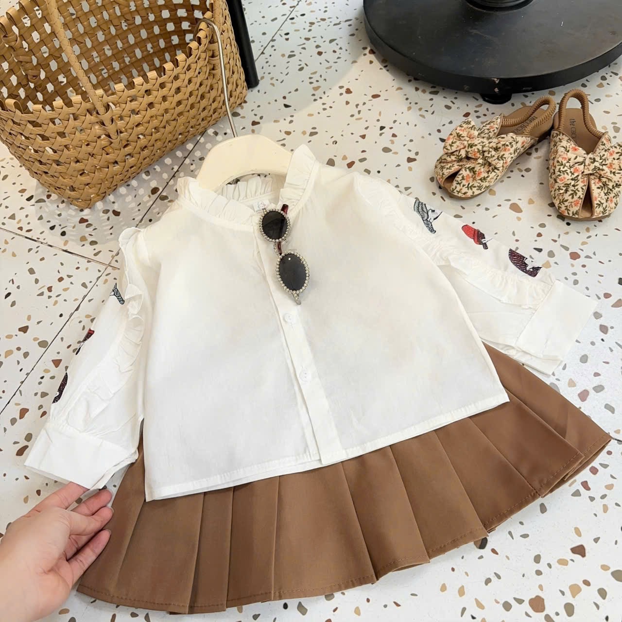Sét sơ mi hình tay áo cv dập ly nâu bé gái