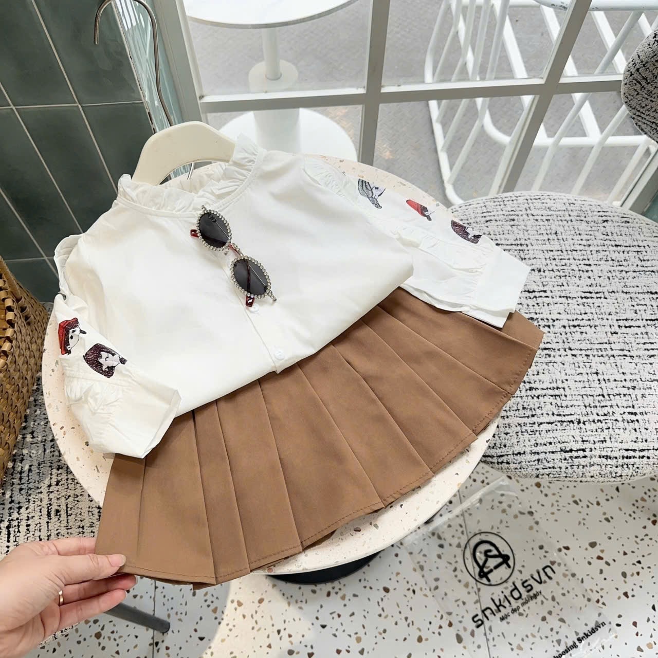 Sét sơ mi hình tay áo cv dập ly nâu bé gái