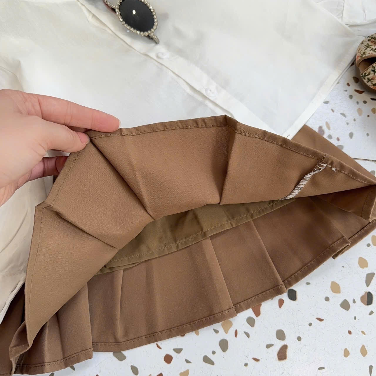 Sét sơ mi hình tay áo cv dập ly nâu bé gái