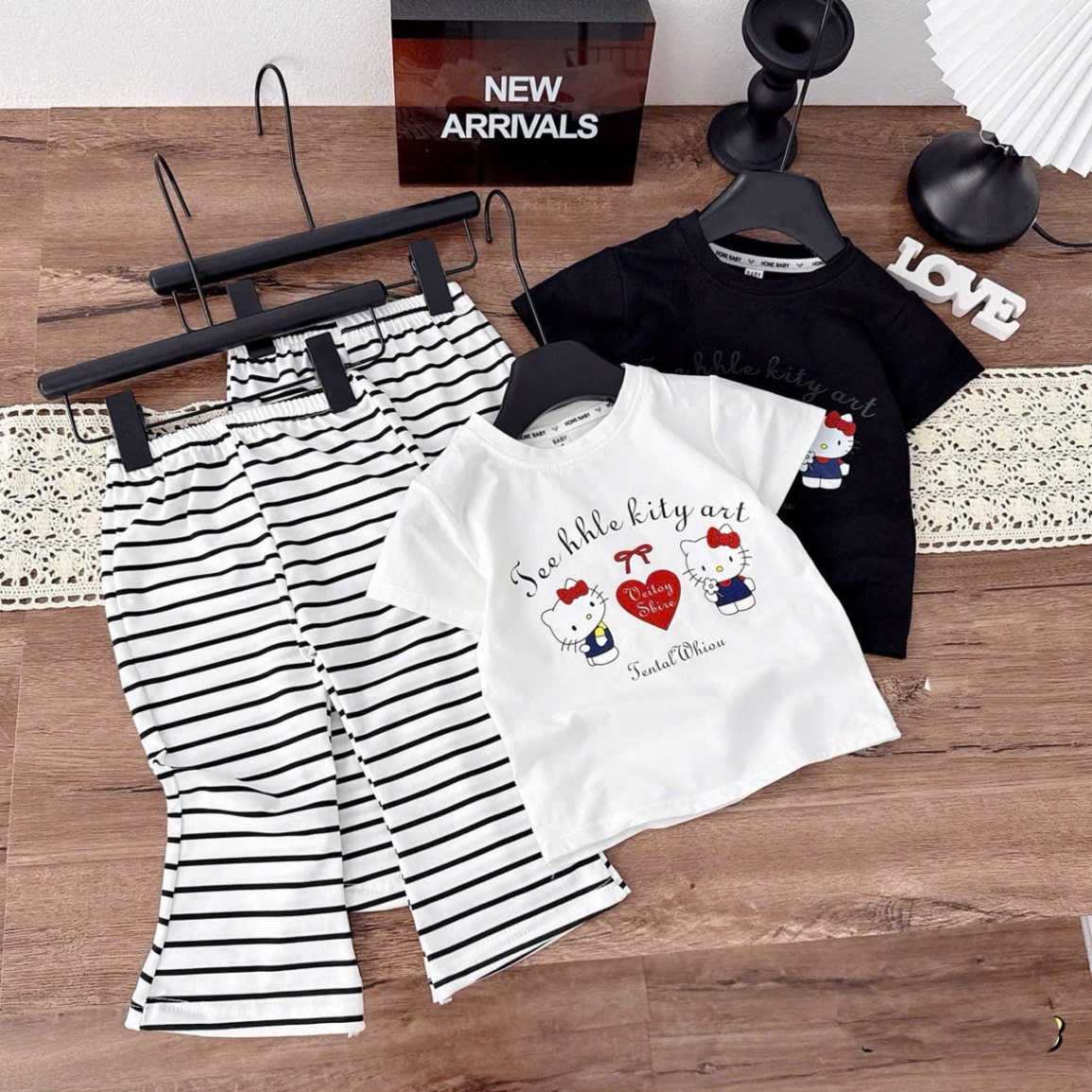 Sét áo kitty quần kẻ loe bé gái