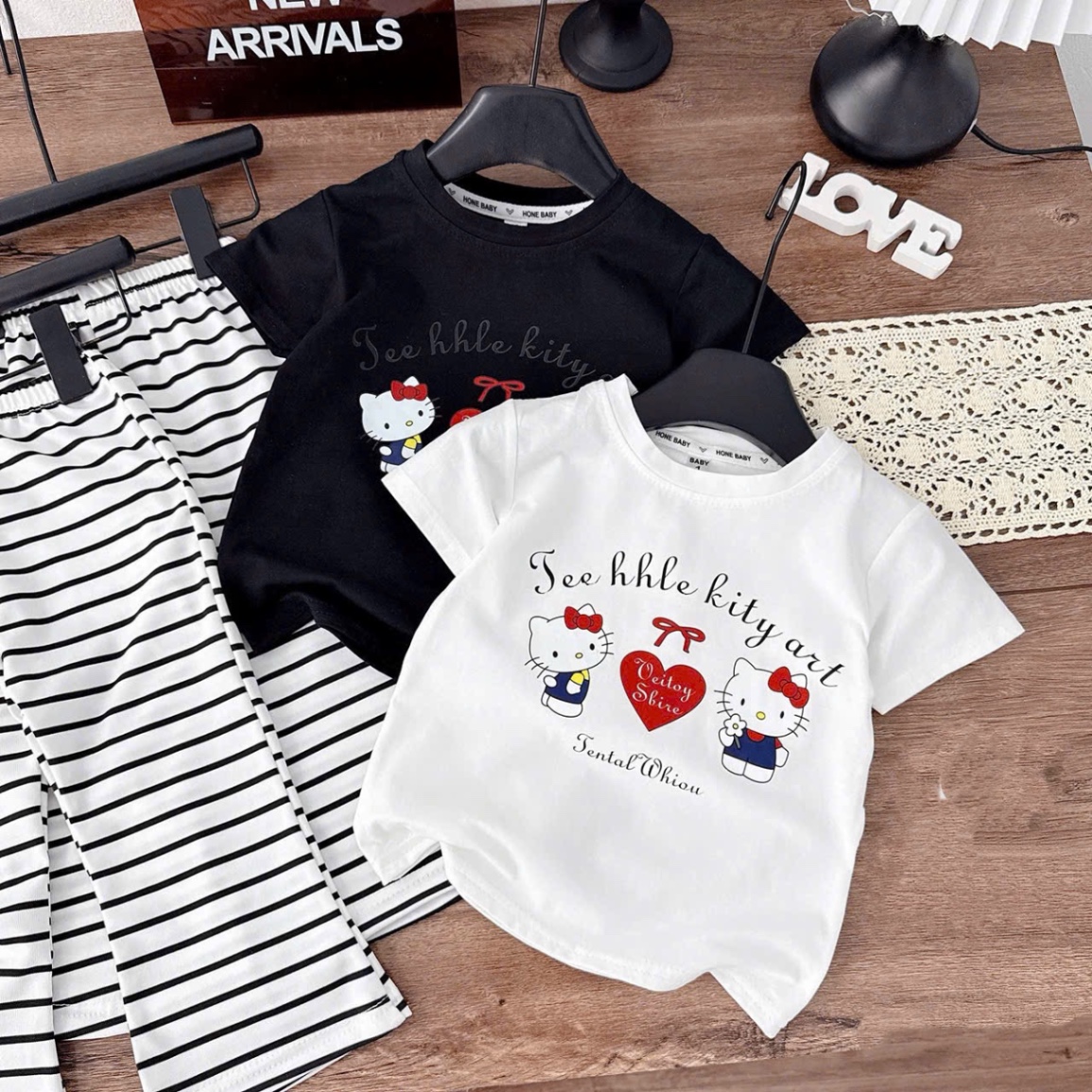 Sét áo kitty quần kẻ loe bé gái