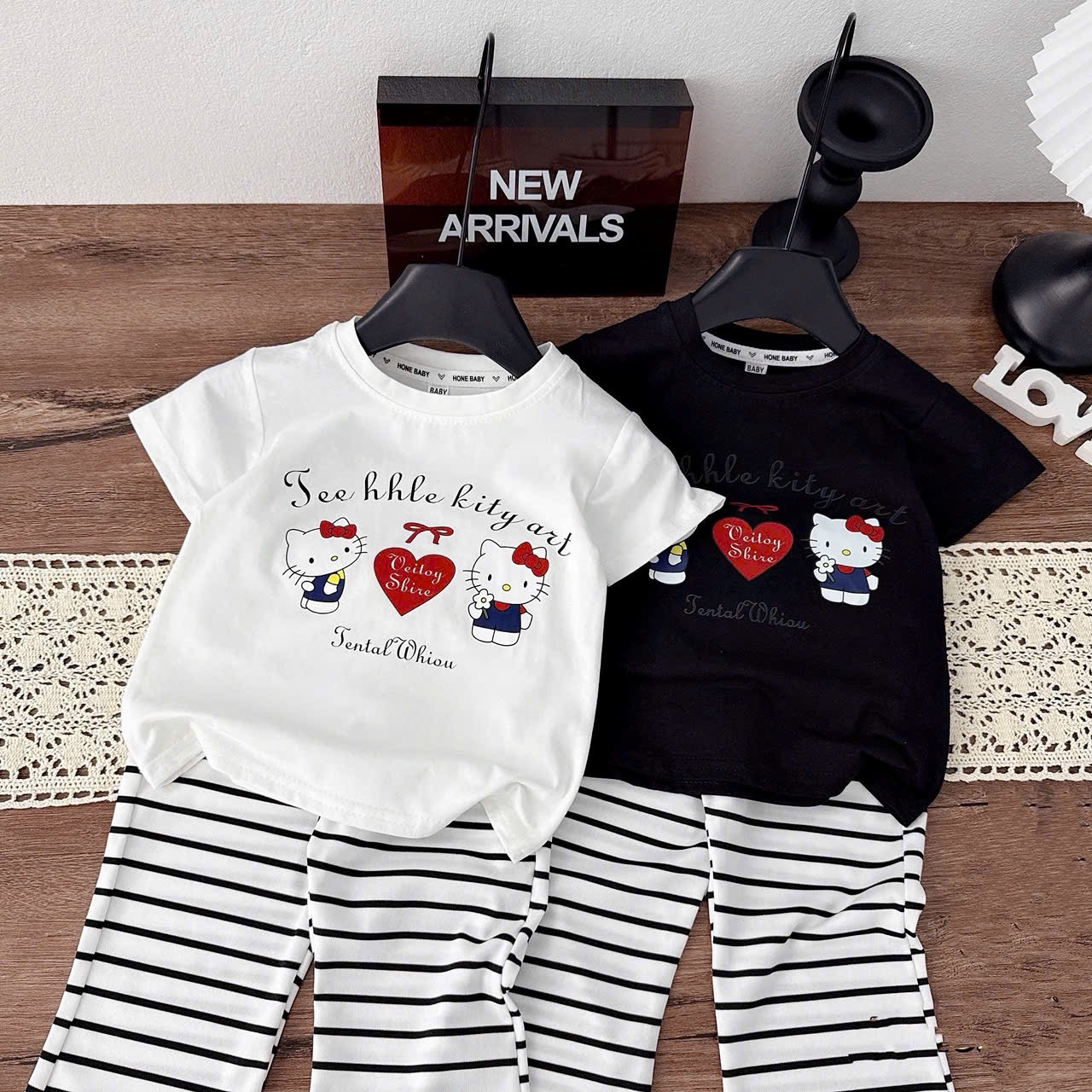 Sét áo kitty quần kẻ loe bé gái