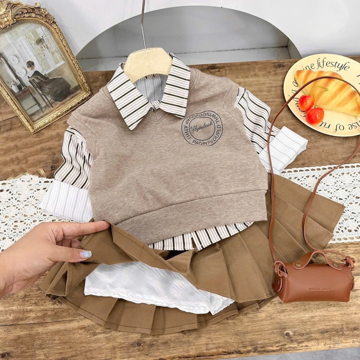 Sét bộ 3 chi tiết gile nâu cv dập ly bé gái
