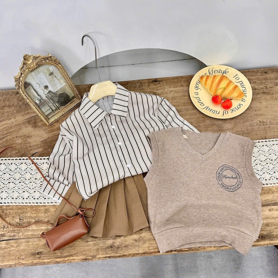 Sét bộ 3 chi tiết gile nâu cv dập ly bé gái