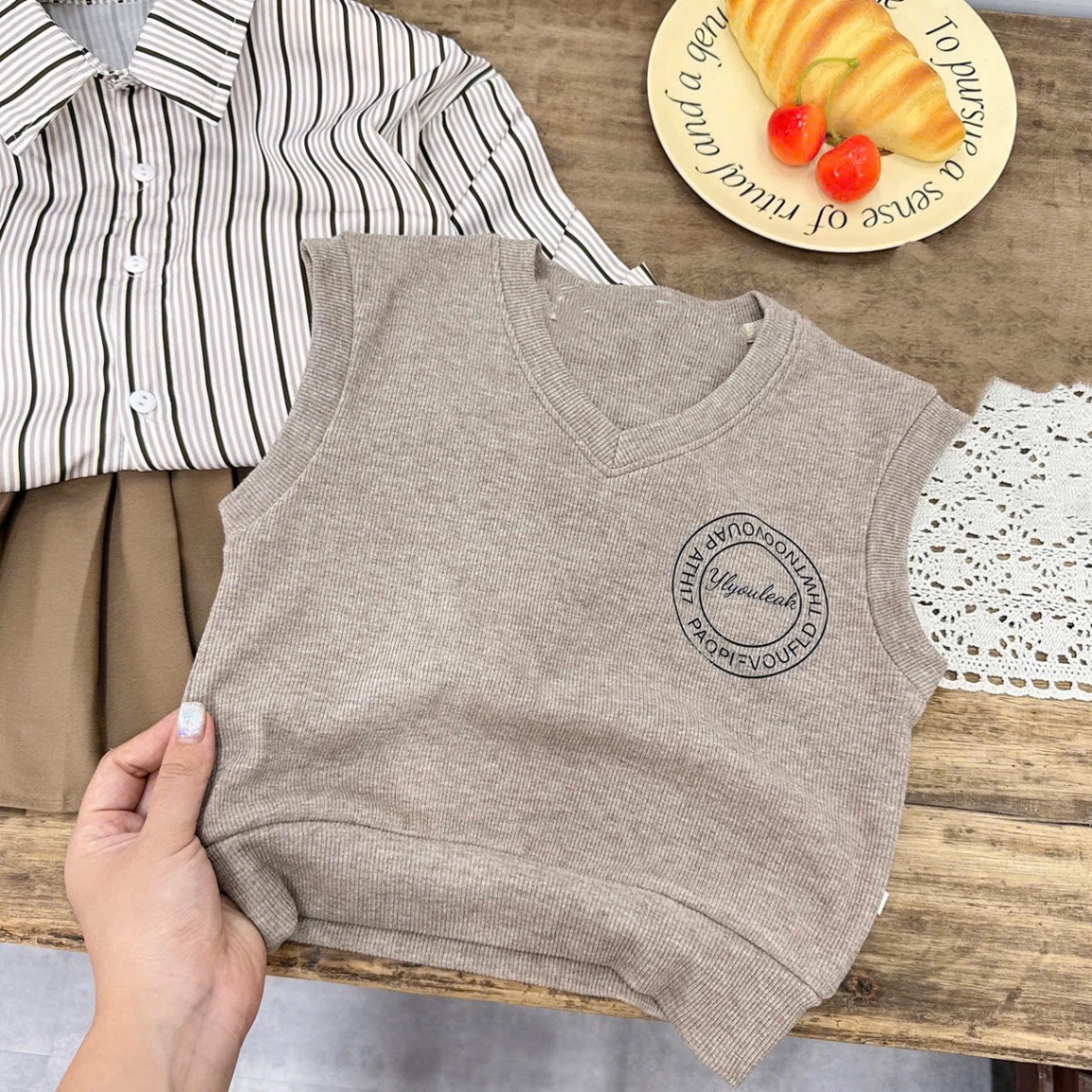 Sét bộ 3 chi tiết gile nâu cv dập ly bé gái