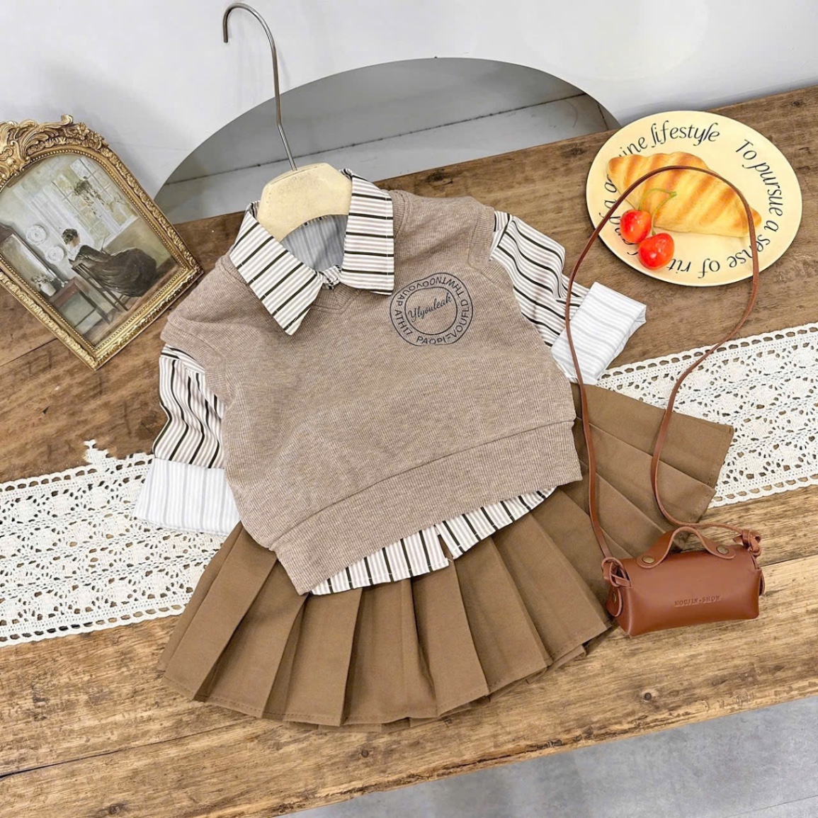 Sét bộ 3 chi tiết gile nâu cv dập ly bé gái