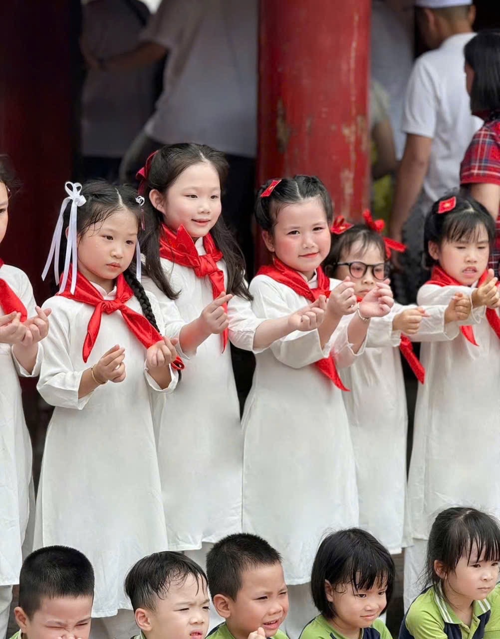 Sét áo dài trắng khăn quàng đỏ bé gái