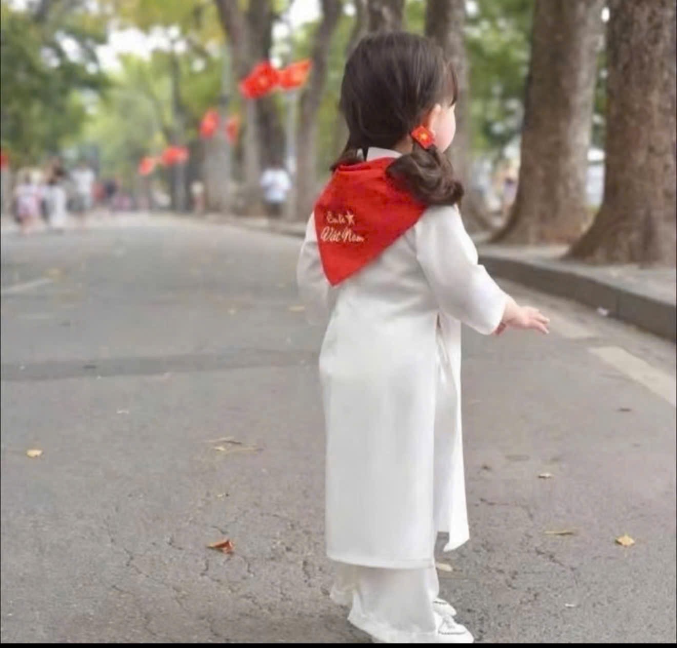 Sét áo dài trắng khăn quàng đỏ bé gái