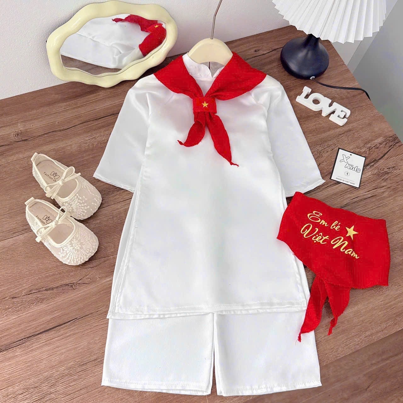 Sét áo dài trắng khăn quàng đỏ bé gái